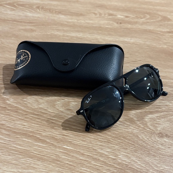 Ray-Ban Classic Black Sunglasses with Case - Picture 1 of 3